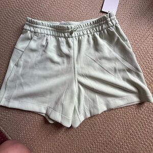 Lululemon Soft Streame HR size 8